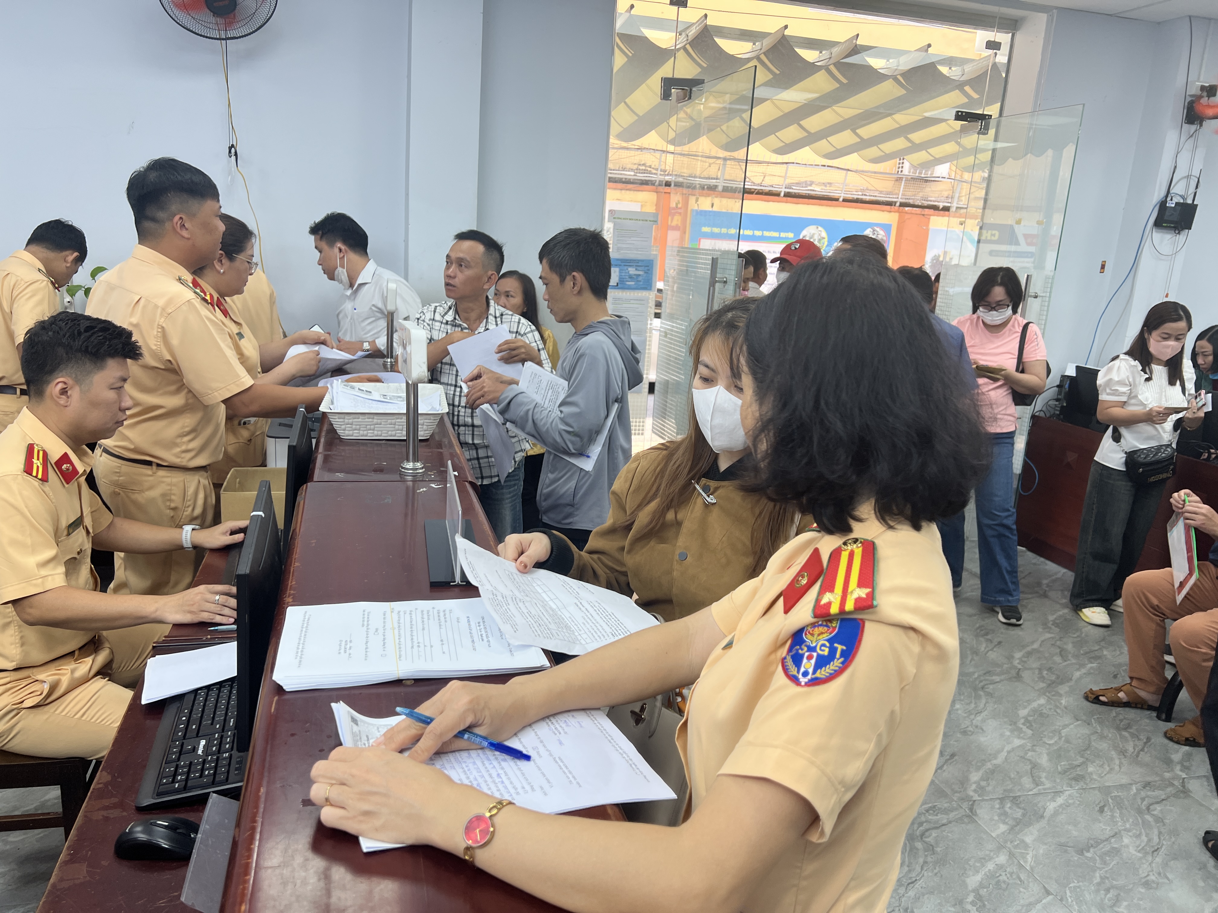 Từ ngày 3-10, Phòng Cảnh sát giao thông tổ chức cấp trả giấy phép lái xe cho công dân